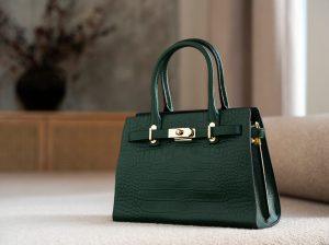 Elegant Women’s Designer Handbags – Up to 50% Off!